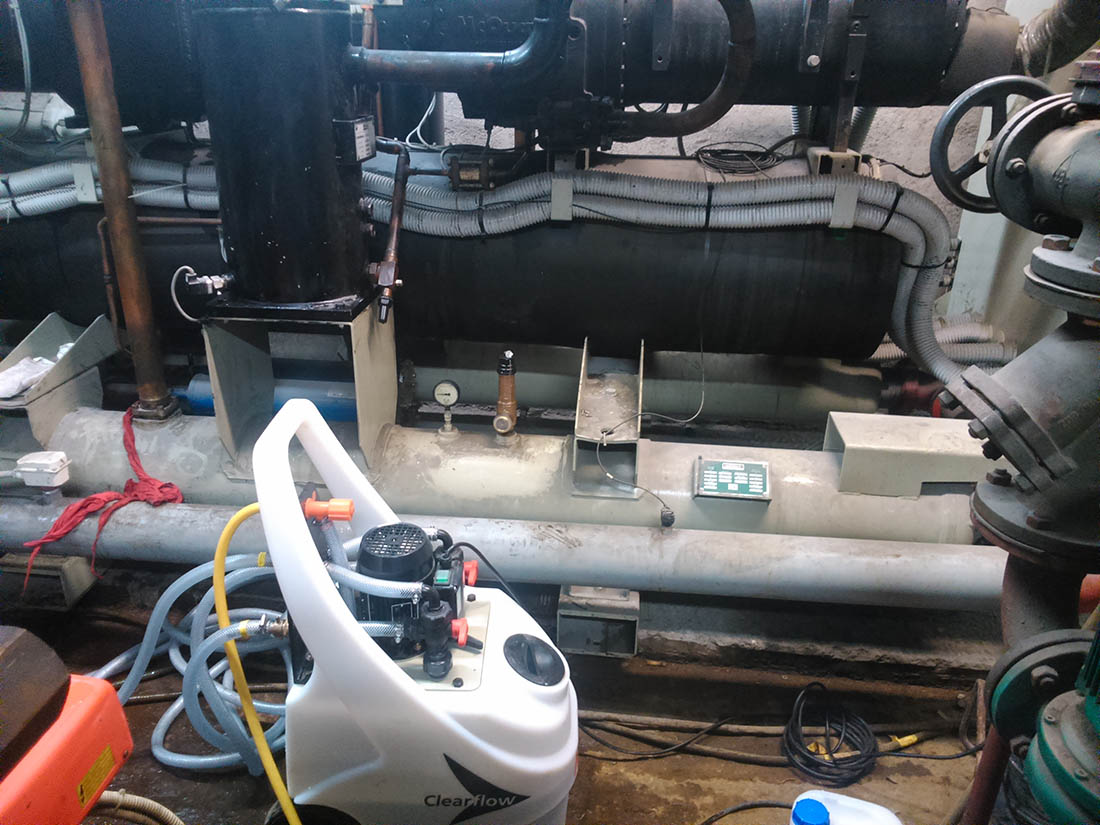 Χημικός καθαρισμός σε κοντέσερ πύργων ψύξης.